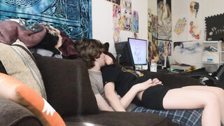 Una giovane coppia amatoriale scopa sul divano prima che i genitori arrivino a casa