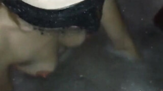 Una bionda super carina ingoia un enorme cazzo nero nella vasca da bagno e mangia sborra