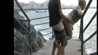 La coppia fa sesso all'aperto in riva al mare