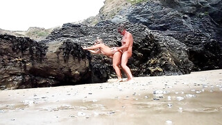 Una coppia matura e anziana fa sesso su una spiaggia pubblica