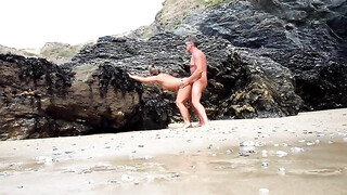 Una coppia matura e anziana fa sesso su una spiaggia pubblica