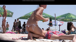 Giovane ragazza rumena in topless filmata da un voyeur in spiaggia