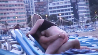 Una coppia amatoriale arrapata beccata a scopare su una spiaggia spagnola