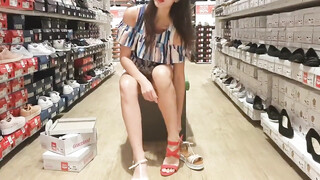 Giovane ragazza senza mutandine filmata con una candid camera in un negozio di scarpe