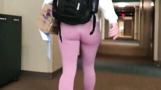 Una candida ragazza bionda con la telecamera rivela il suo corpo sexy in leggings rosa attillati