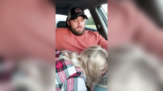Il marito riceve un pompino in macchina dalla moglie mentre guida