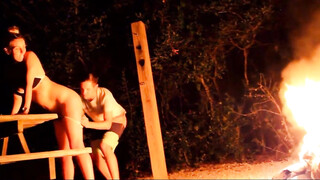 Una coppia amatoriale fa sesso all'aperto accanto al fuoco