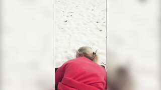 Sesso amatoriale rischioso in spiaggia con la moglie e sborrata sulla schiena