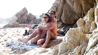Coppia amatoriale voyeur sorpresa a fare sesso in spiaggia da un pculoante
