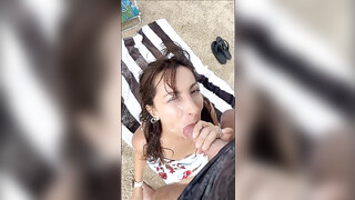 Grande eiaculazione sul viso della moglie in spiaggia