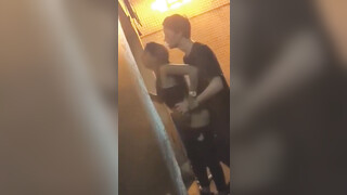 Una coppia amatoriale arrapata viene sorpresa a fare sesso dopo la festa e filmata di nascosto